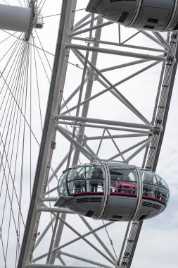 Londra Göz kabini bulutlu bir günde turistlerle dolu.