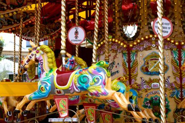 Londra yakınlarındaki Atlıkarınca. Detayları kapat.