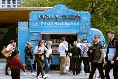 London Eye 'ın oradaki balık ve cips kamyonunda bir sürü turist var.