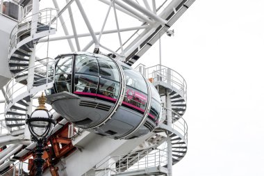 İnsanlarla dolu bir Londra Göz Kabinini kapatın.