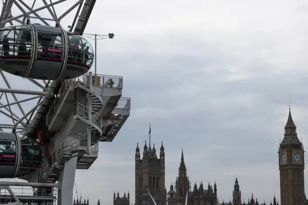 Ön planda Büyük Ben ve arka planda parlamento evleri olan Londra Gözü.