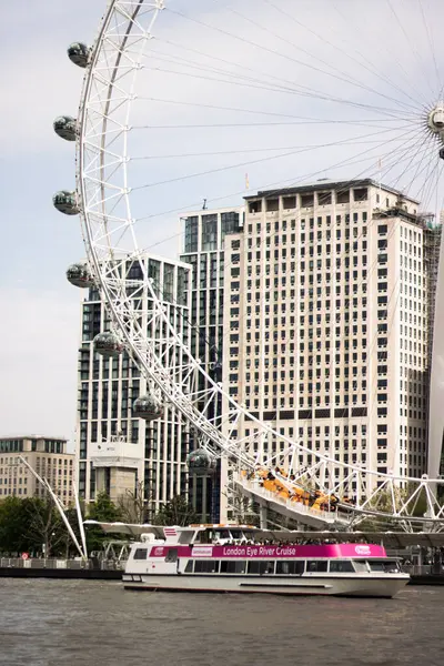 Thames nehrinin diğer tarafından Londra 'ya bakan bir göz gezisi var.
