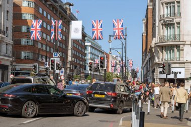 The Marble Arch 'ın yanındaki Oxford caddesinin kalabalık ve trafik dolu manzarası.