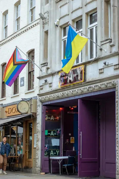 Londra 'daki G-A-Y bar girişinde ilerleyen gay bayrağı ve Ukrayna bayrağı var.