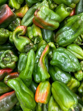 Markette satılık çeşitli yeşil ve kırmızı biberler 
