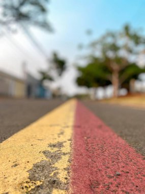 Sinyal şeritli asfalt fotoğrafı 