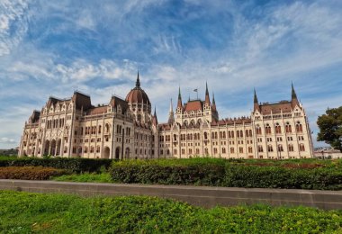Budapeşte 'deki Tuna Nehri kıyısında gururla duran Macar Parlamento Binası, Neo-Gotik mimarinin çarpıcı bir örneği ve Avrupa' nın en ikonik simgelerinden biri..