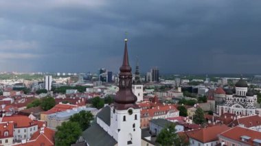 Tallinn Eski Şehir Dramatik Karanlık Gökyüzünün Altında - 4K Drone