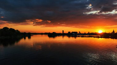 Riga 'nın Skyline' ının üzerinde Altın Gün Batımı