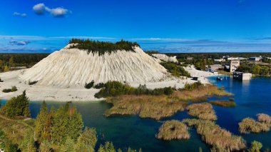 Estonya 'daki Rummu taş ocağının kristal mavi gölü ve dağı