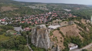 Slovakya 'daki Tuna Nehri üzerindeki Devin Kalesi, İnsansız Hava Aracı Görünümü