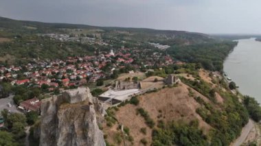 Slovakya 'daki Tuna Nehri üzerindeki Devin Kalesi, İnsansız Hava Aracı Görünümü