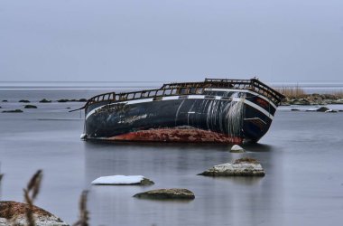 Deniz kıyısında terk edilmiş bir gemi enkazı.