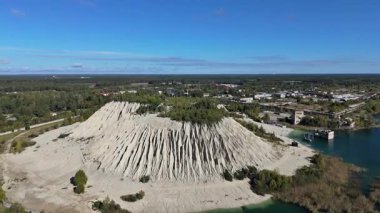 Rummu Taş ocağının İHA Görünümü - Turkuaz Suları & Batık Cezaevi - 4K İHA videosu