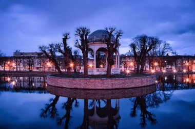 Kadriorg Parkı 'ndaki kuğu göletinin yanında akşam