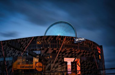 Tallinn 'in T1 AVM' si ve alacakaranlıkta Skywheel
