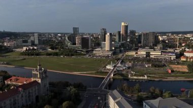 Günbatımında Modern Vilnius Şehir Merkezi 'nin Hava Görüntüsü - 4K Drone Video