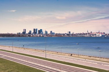 Körfezin karşısındaki Tallinn Skyline 'ın Panoramik Görünümü