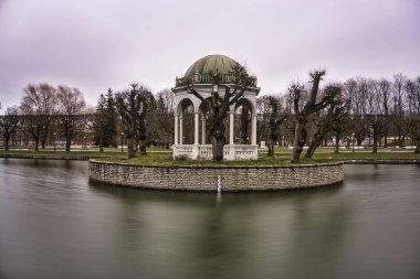 Tallinn, Estonya 'daki Kadriorg Park' taki Küçük Ada 'daki Zarif Pavyon