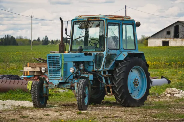 Kırsal bir Çiftlikte Eski Mavi Traktör MTZ-80 Eski Tarım Makineleri