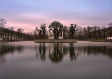 Dusk, Tallinn, Estonya 'daki Kadriorg Kuğu Göleti Pavyonu