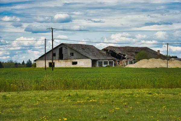 Terk Edilmiş Çiftlik Evi Yeşil Kırsalda Bulutlu Gökyüzünün Altında