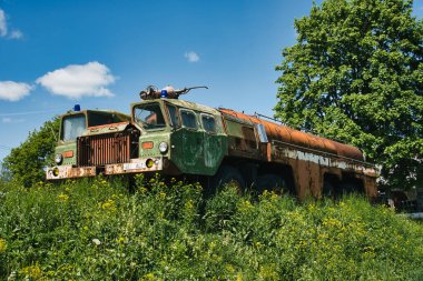Terk Edilmiş Sovyet-Devri Askeri Yakıt Kamyonu Overgrown Field 'da