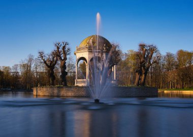 Tallinn 'deki Kadriorg Park' taki Şık Pavyon ve Çeşme
