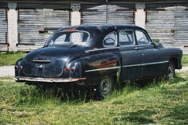 Terk Edilmiş Sovyet Dönemi GAZ-12 ZIM Siyah Sedan