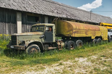 Terk Edilmiş Sovyet Askeri Yakıt Kamyonu Estonya Kırsalında Paslı Vintage Araç
