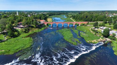 Kuldigas Tarihi Tuğla Köprüsü ve Venta Nehri, Letonya Havadan Görünümü
