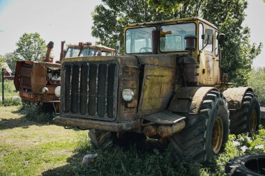 Paslı Sovyet-Dönem Traktörleri Kırsal Bölgede Terk Edildi