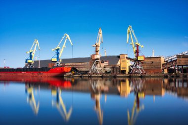 Ventspils Limanı, Letonya 'daki Endüstriyel Vinçler ve Kargo Gemisi