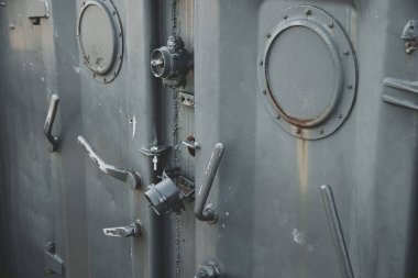 Ağır Çelik Gemi Kapılarının Kapanışı Portholes ve Mekanik Kaldıraçlarla