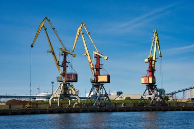 Ventspils Limanı, Letonya 'daki Endüstriyel Vinçler