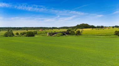 Kırsal Sati, Letonya 'daki Eski Terk Edilmiş Beton Köprüsü - Yeşil Kırsal Bölgedeki Tarihi Yapı - Drone Görünümü