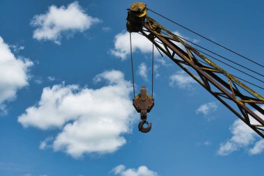 Rusty Industrial Crane Bulutlu Mavi Gökyüzüne Karşı Kanca Vintage İnşaat Ekipmanı