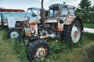 Paslı Sovyet-Dönem Traktörleri Tarlada Terk Edildi - Tarım Makineleri Bozunması