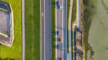 Pirita Yolu ve Maarjamae Anıtı İnsansız Hava Aracı Manzarası - Tallinn, Estonya Sahil Yolu