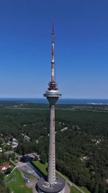 Tallinn TV Kulesinin Hava Görüntüsü - Estonya 'nın Baltık Denizi Ufkunu İkonik Tarihi - 4K Drone Video