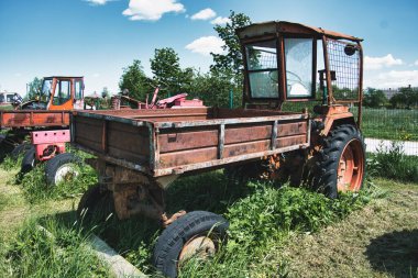 Paslı Terk Edilmiş Çiftlik Traktörü Kırsal Yaz Sahnesi