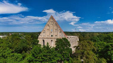 Tallinn, Estonya 'daki Pirita Manastırı Harabelerinin İnsansız Hava Aracı Görünümü - Fores tarafından çevrelenmiş Tarihi Gotik Simge
