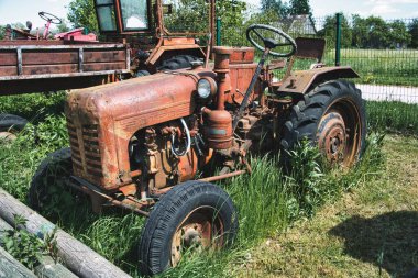 Vintage Rusty Traktör DT-20 Güneşli bir günde Overgrown Grass 'da