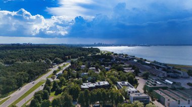 Pirita Kıyısı ve Tallinn Şehri Skyline 'ın İHA görüntüsü Yaz Fırtınası yaklaşıyor