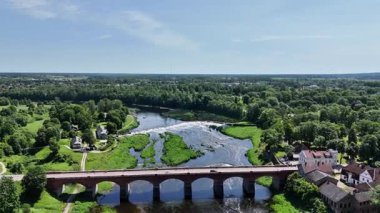 Kuldiga, Letonya 'nın Majestic Drone Üstgeçidi - 4K' da Tarihi Tuğla Köprüsü & Venta Nehri