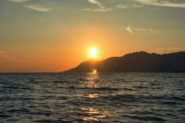 Adriyatik Denizi ve Dağ Silueti Üzerinde Altın Gün Batımı