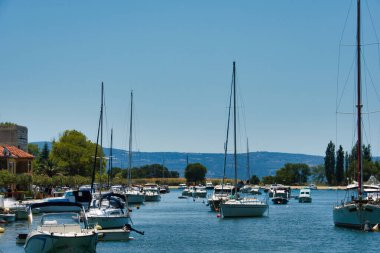 Güneşli bir yaz gününde Yatları ve tekneleriyle Huzurlu Marina
