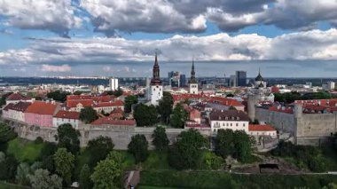 Tallinn Eski Şehir Hiperlapesi - Tarihi Şehir Skyline, Estonya 'nın Çarpıcı Hava Görüntüsü