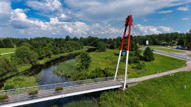 Estonya 'nın Kohila kentindeki Nehir Üzerinde Kablolu Yaya Köprüsü - Yaz Havası Görünümü