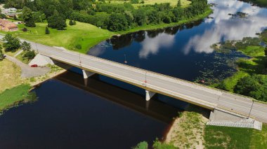 Tori Köprüsü ve Parnu Nehri İnsansız Hava Aracı Manzarası - Parnumaa, Estonya Yaz Manzarası